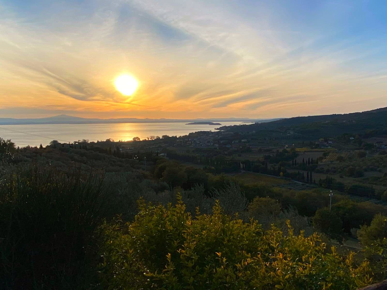 Lake Trasimeno by Train: Castiglione del Lago & Island Adventures